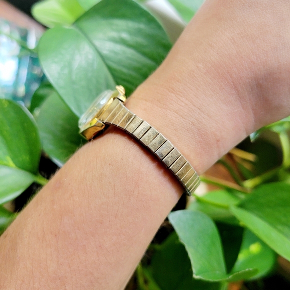 Vintage Timex Classic Gold & Silver Stretch Watch - Picture 4 of 6